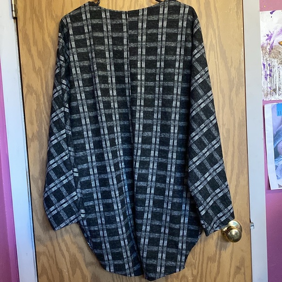 Black And White Cozy Round Hem Cardi Jacket with POCKETS - Picture 17 of 17